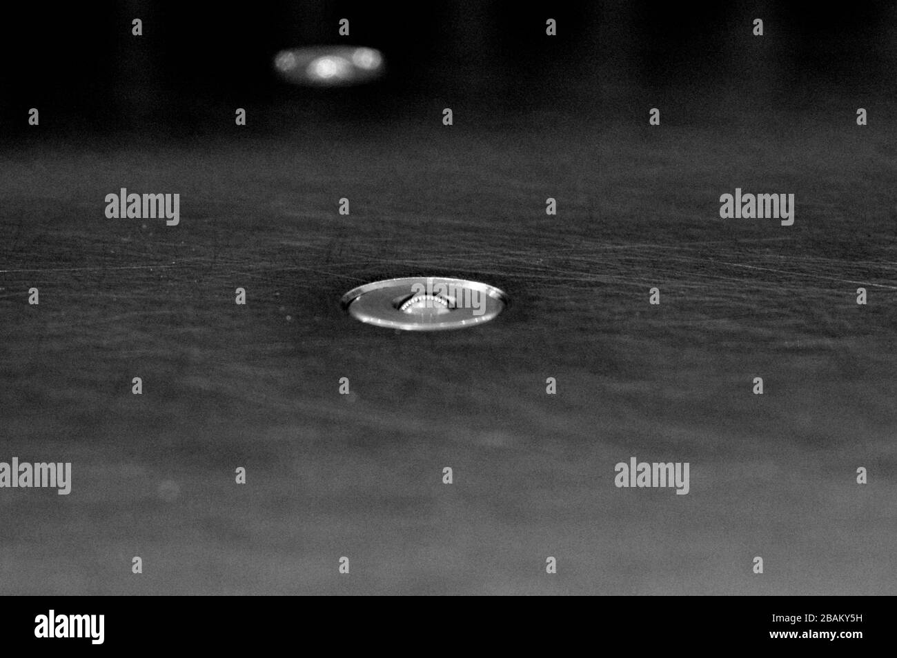 Découpe du papier sur une guillotine. Imprimerie. Fraise pour la découpe du papier. Banque D'Images