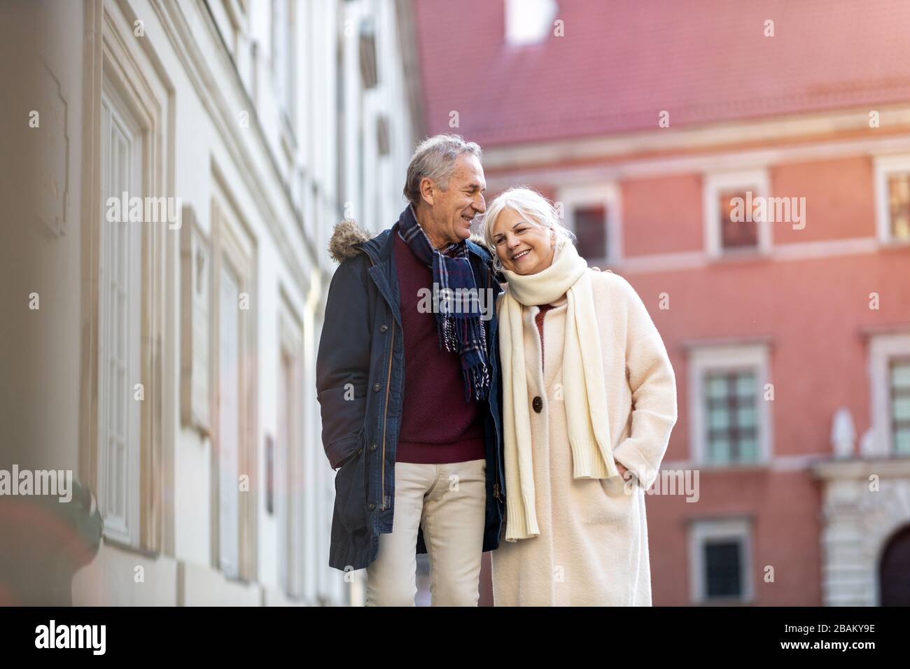 Couple senior marchant dans la rue de la ville le jour de l'hiver Banque D'Images