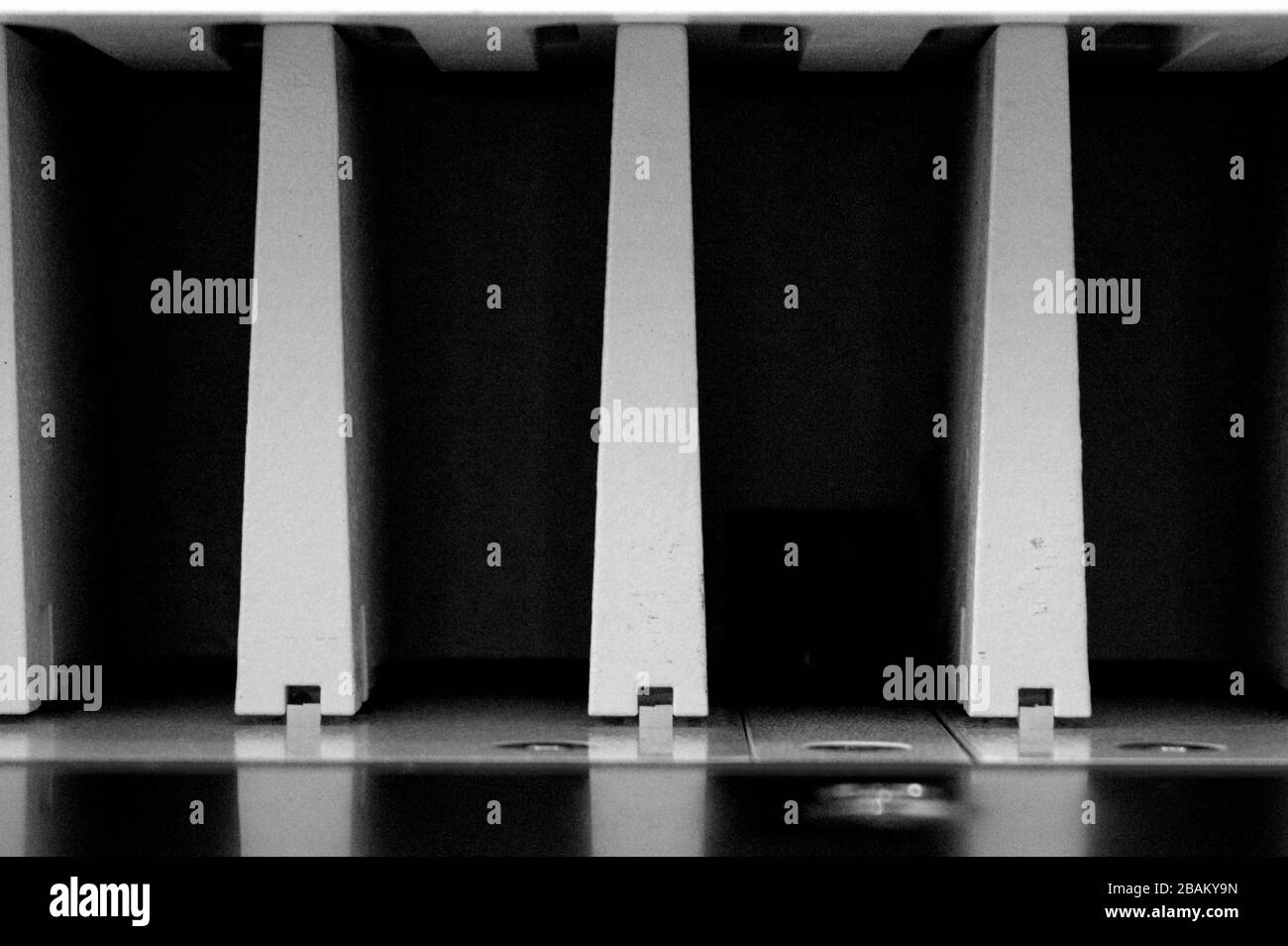 Découpe du papier sur une guillotine. Imprimerie. Fraise pour la découpe du papier. Banque D'Images