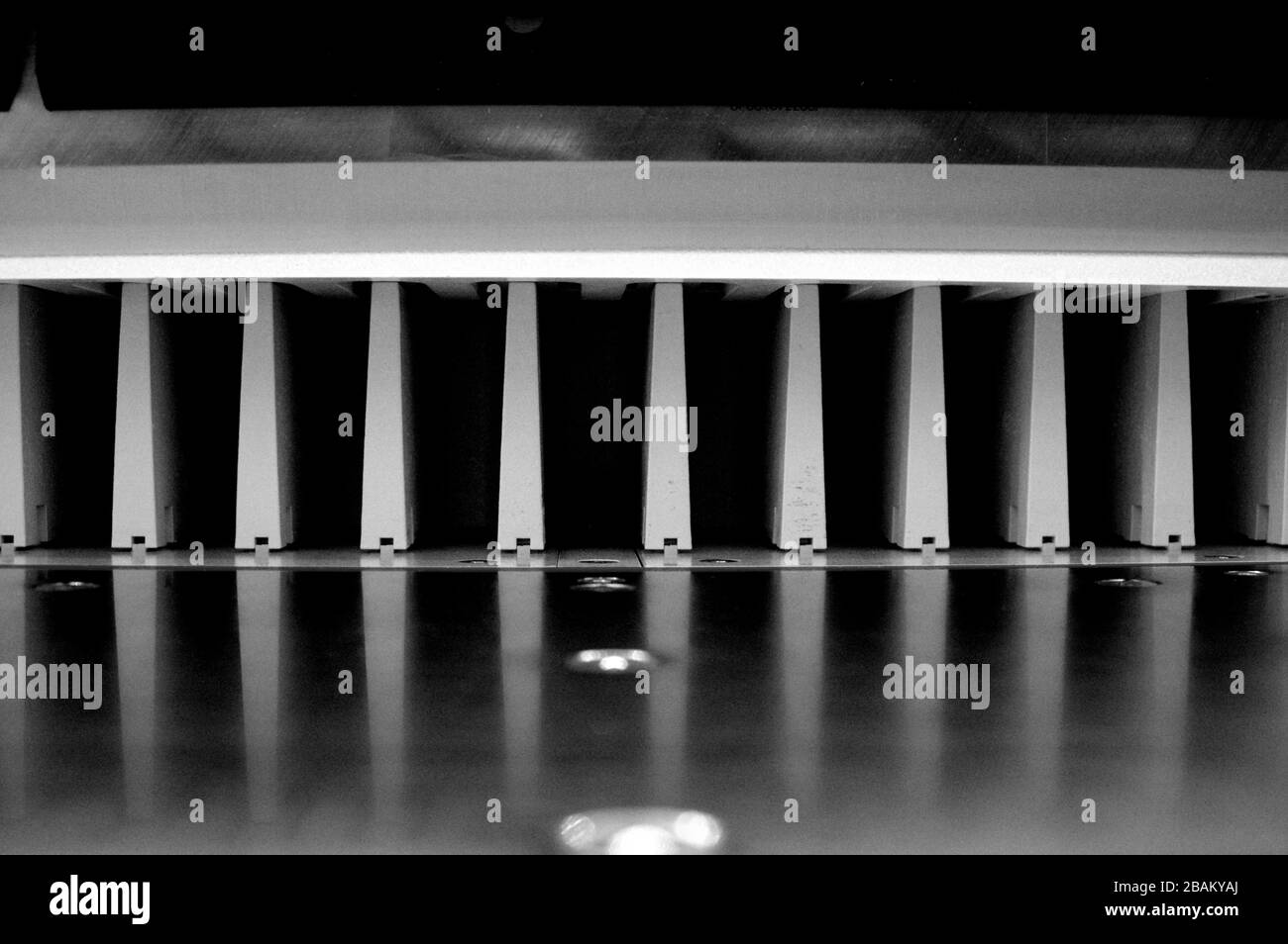 Découpe du papier sur une guillotine. Imprimerie. Fraise pour la découpe du papier. Banque D'Images