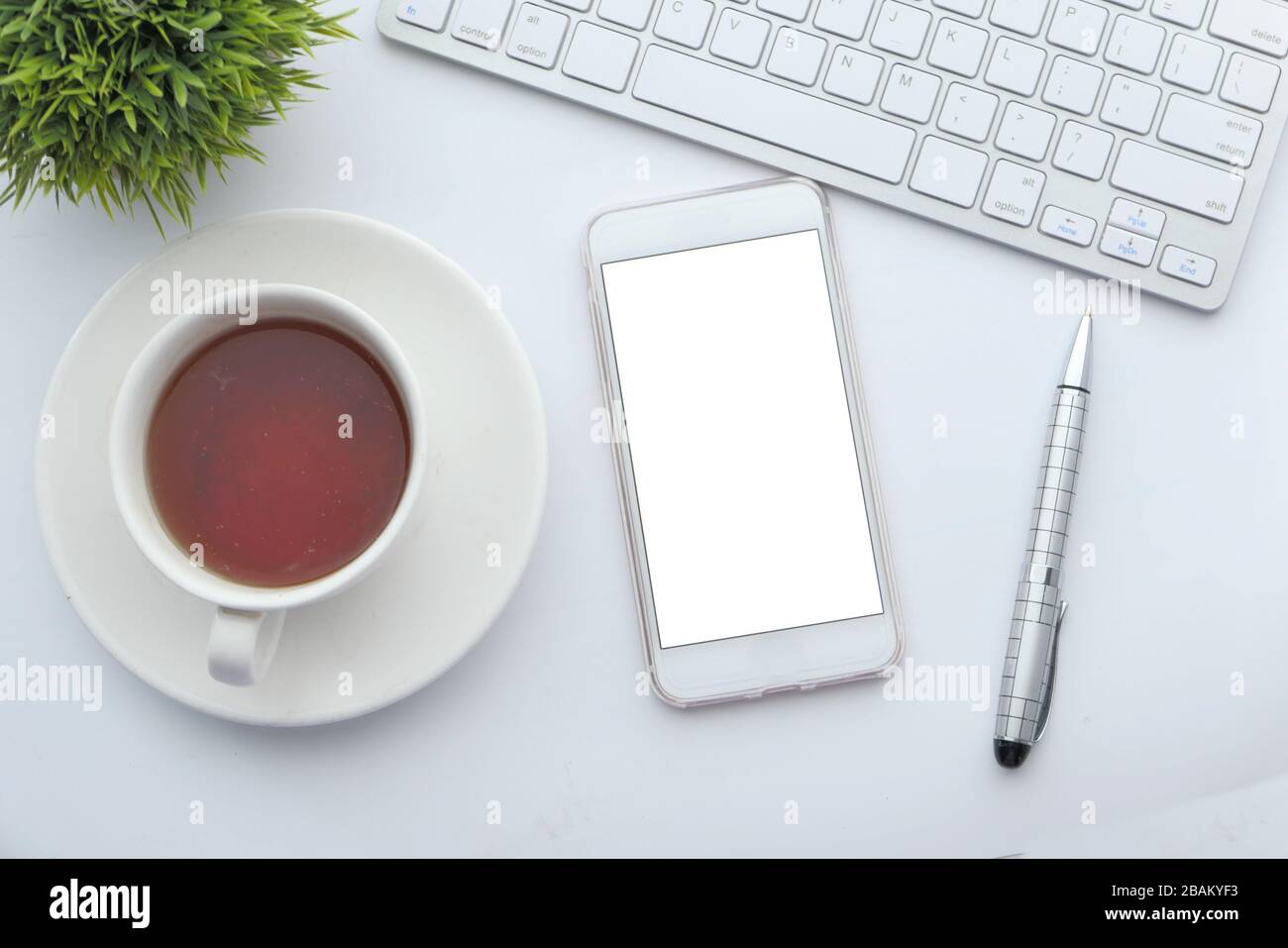 vue de dessus du smartphone avec écran blanc sur le bureau Banque D'Images