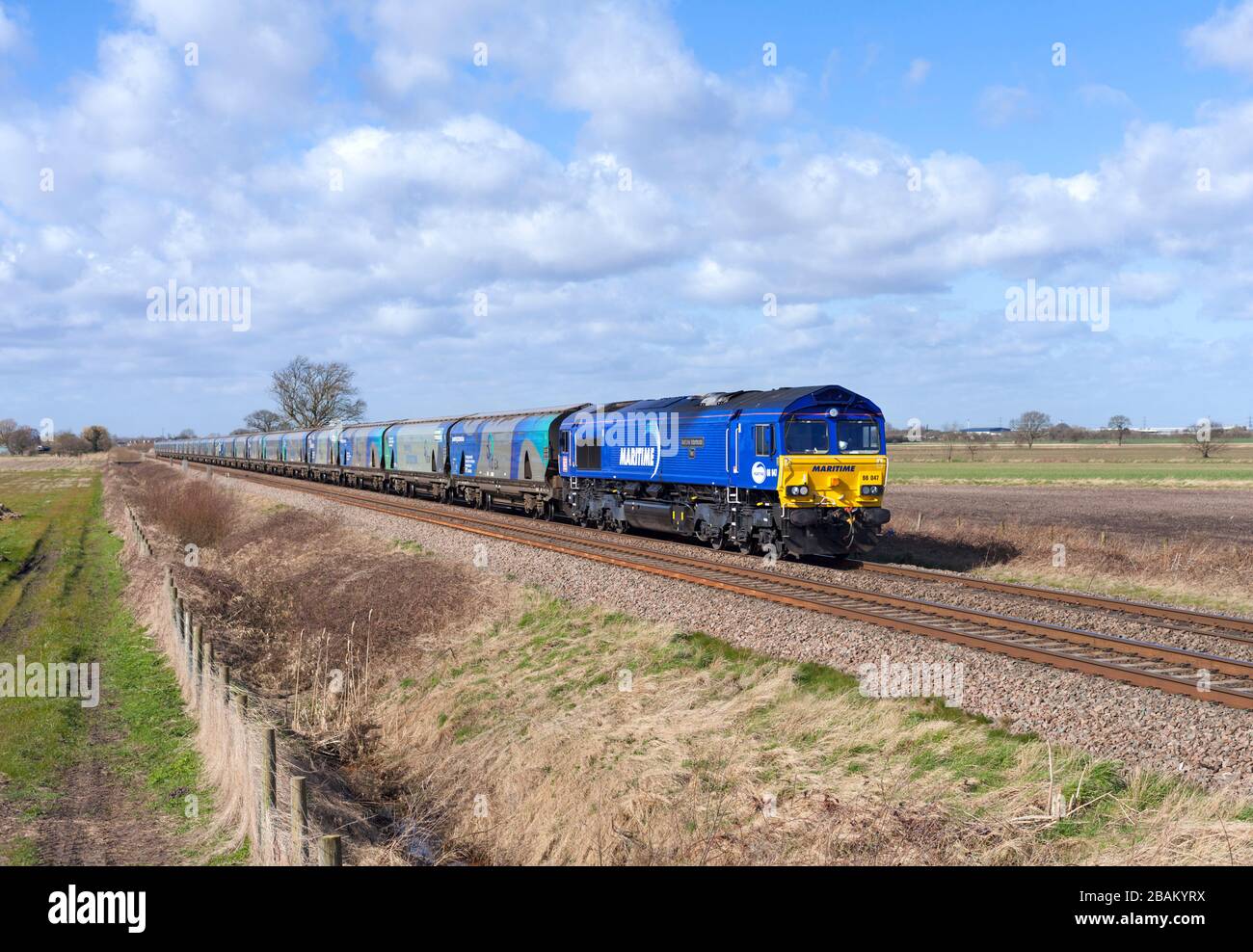 DB cargo maritime Livery classe 66 locomotive 66047 en passant par le pont Mauds avec un train de fret de wagons vides de biomasse de Drax pour le rechargement Banque D'Images