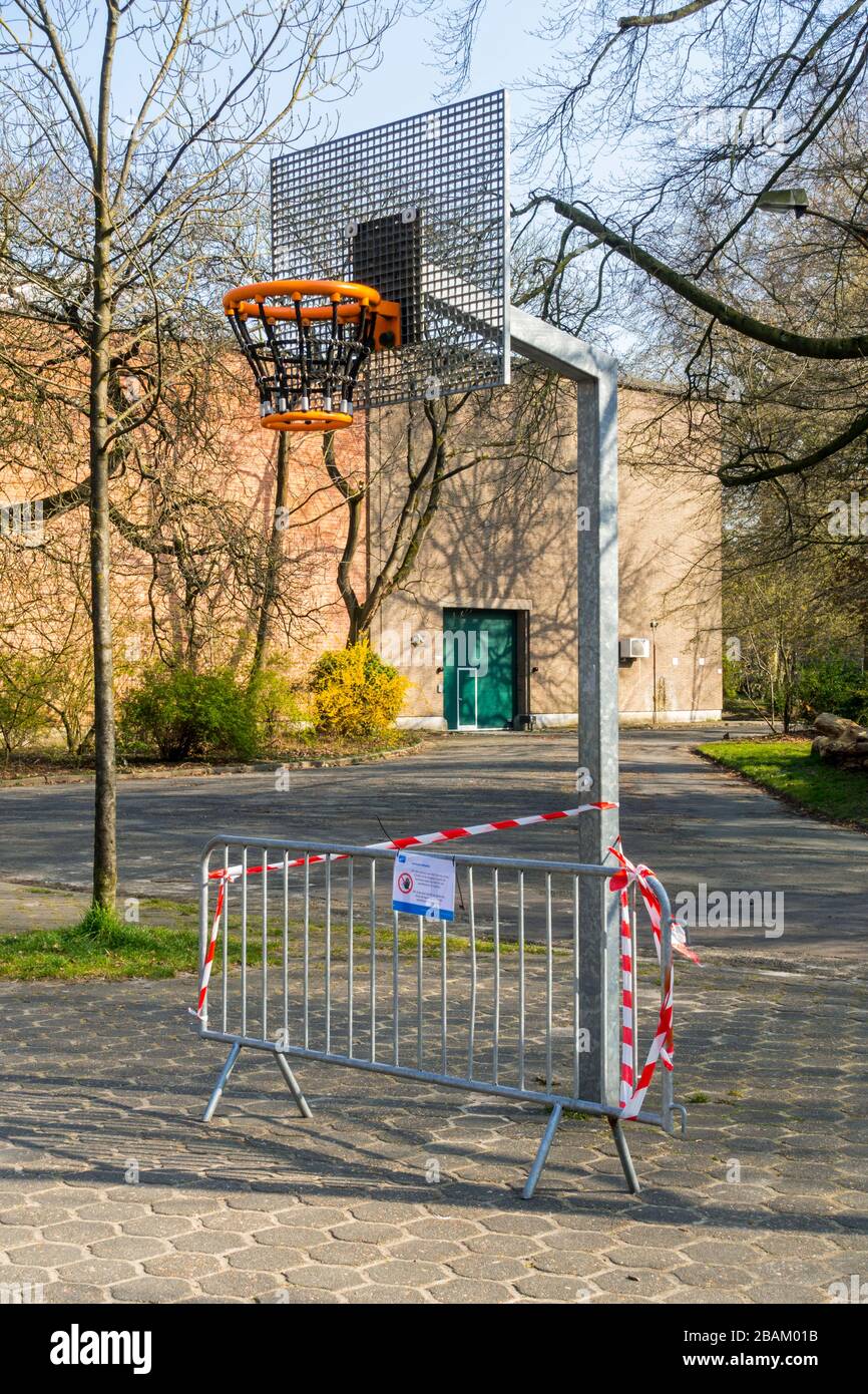 Le terrain de basket-ball public de l'aire de jeux pour enfants est fermé et obstrué par des barrières et des bandes en raison de la pandémie du virus COVID-19 / coronavirus / corona 2020 Banque D'Images