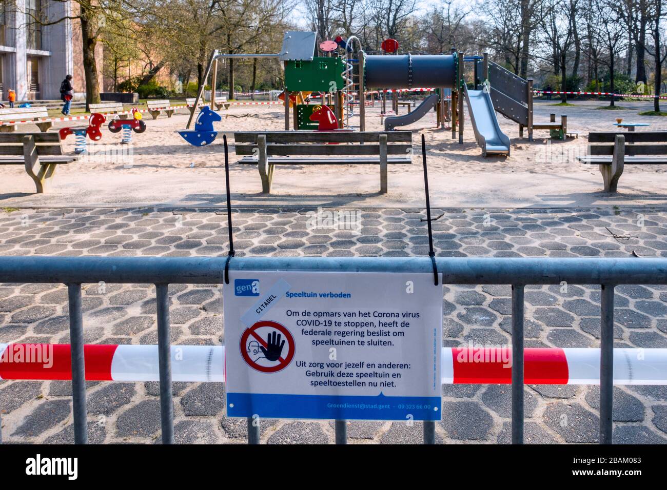 L'aire de jeux pour enfants publics déserte est fermée et obstruée par des bandes en raison de la pandémie du virus COVID-19 / coronavirus / corona 2020 Banque D'Images