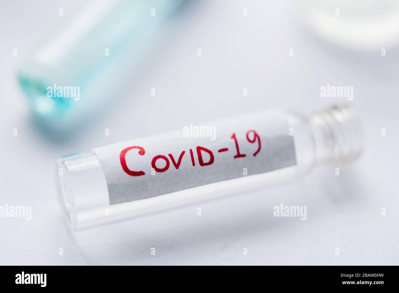 Roman Coronavirus 2019-nCoV contexte. Tube de test de laboratoire ou vile de verre médical pour l'essai sanguin d'échantillon de patient infecté dans Covid-19 . Banque D'Images