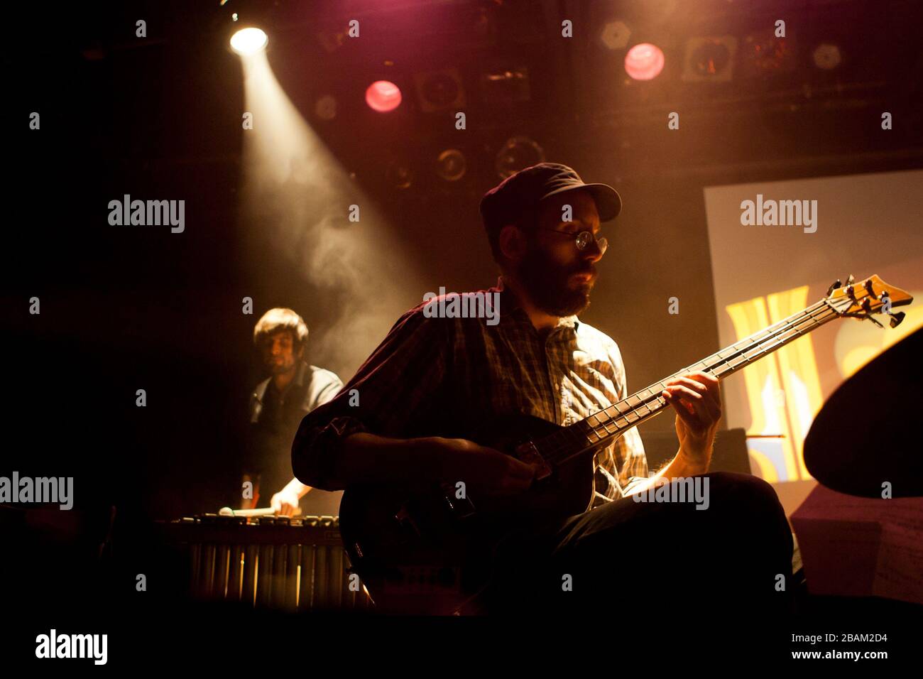 Aves pas d'Casque au lancement de leur album Astronomie. Cabaret du Mile-End, Montréal (photo : Sébastien Lavallee) Banque D'Images