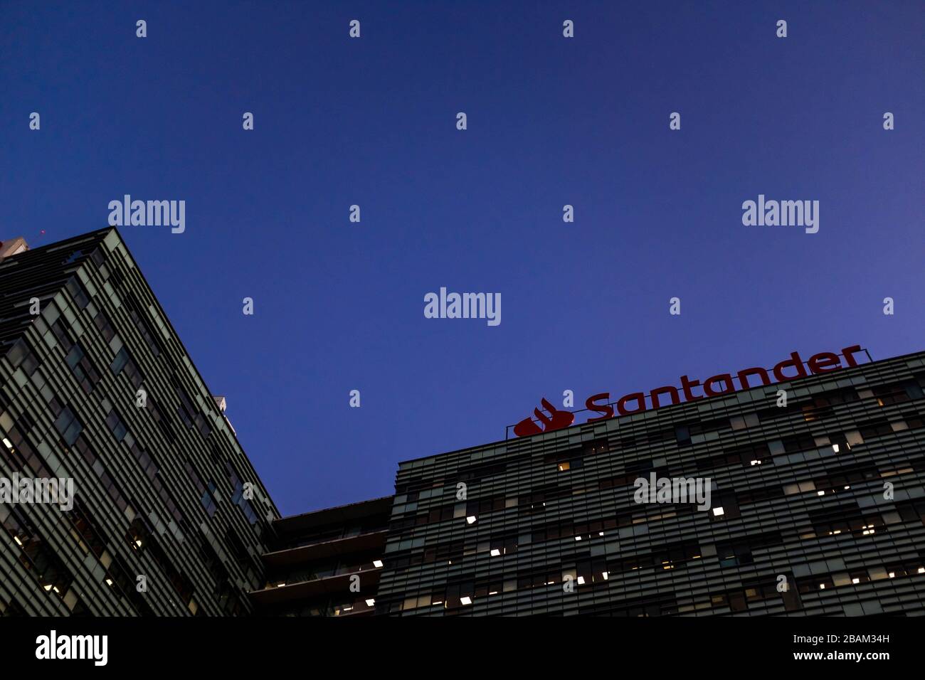 Bâtiment de bureau de Santander pendant l'heure bleue vue de dessous. Banque D'Images