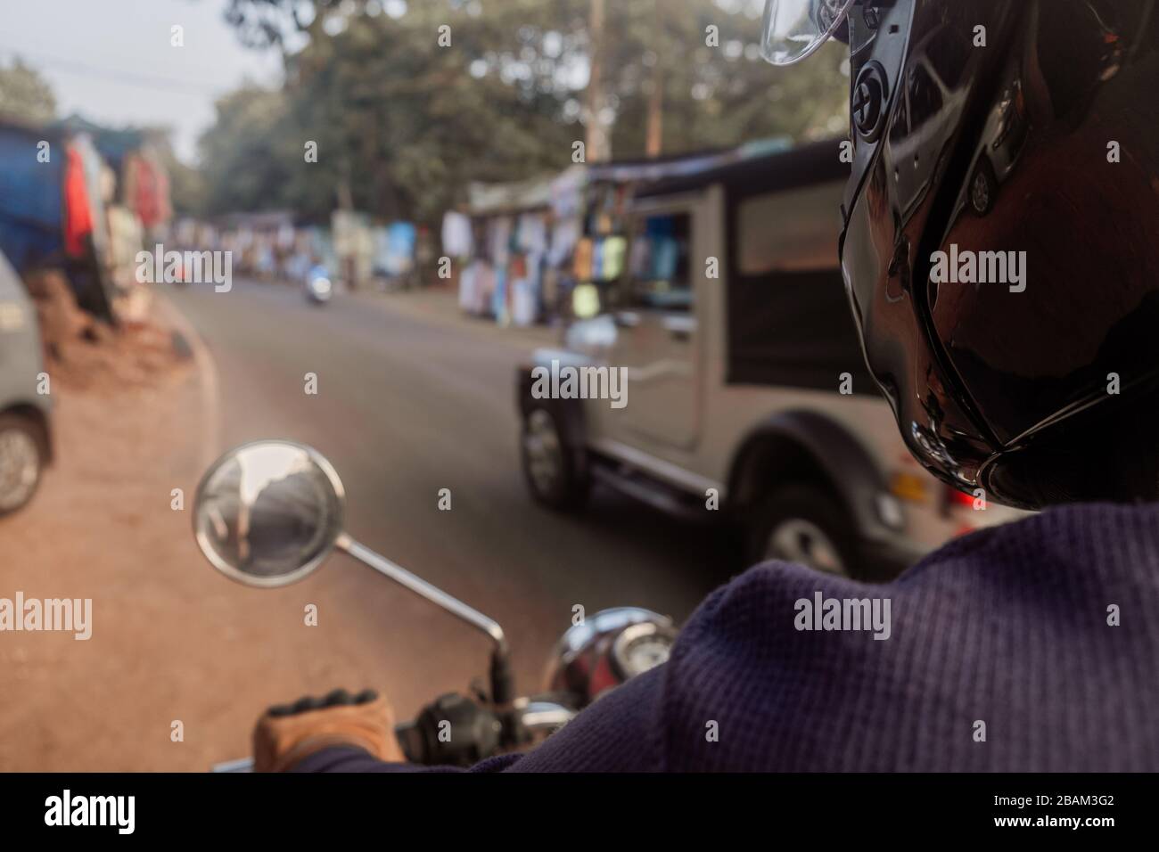 Conduire une moto donnant sur le bazar indien Banque D'Images