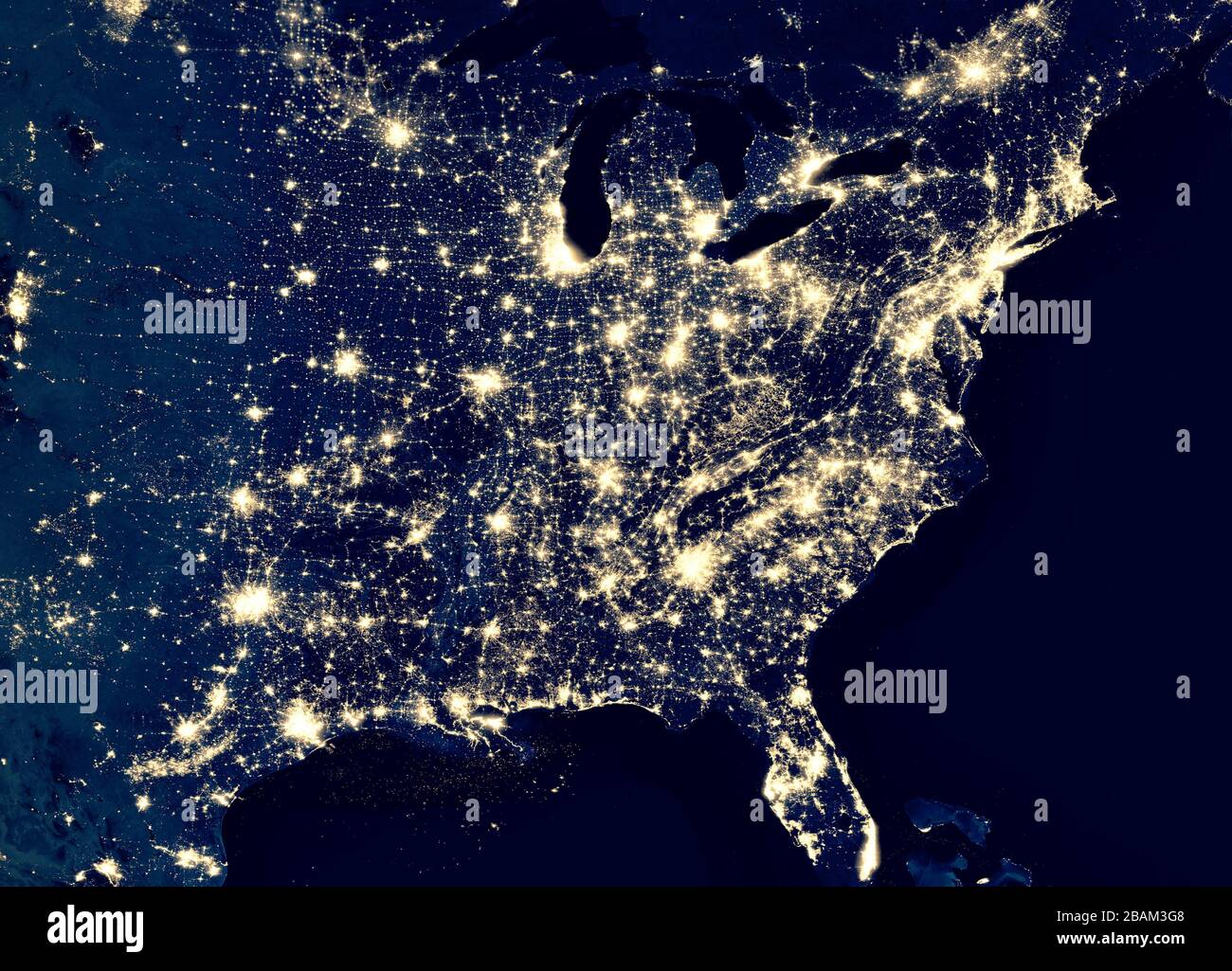 La nuit, vue sur les lumières de la ville à l'est des États-Unis depuis l'espace. Etats-Unis sur la carte du monde sur la photo satellite globale. Terrain DES ÉTATS-UNIS sur une planète sombre. Élans Banque D'Images