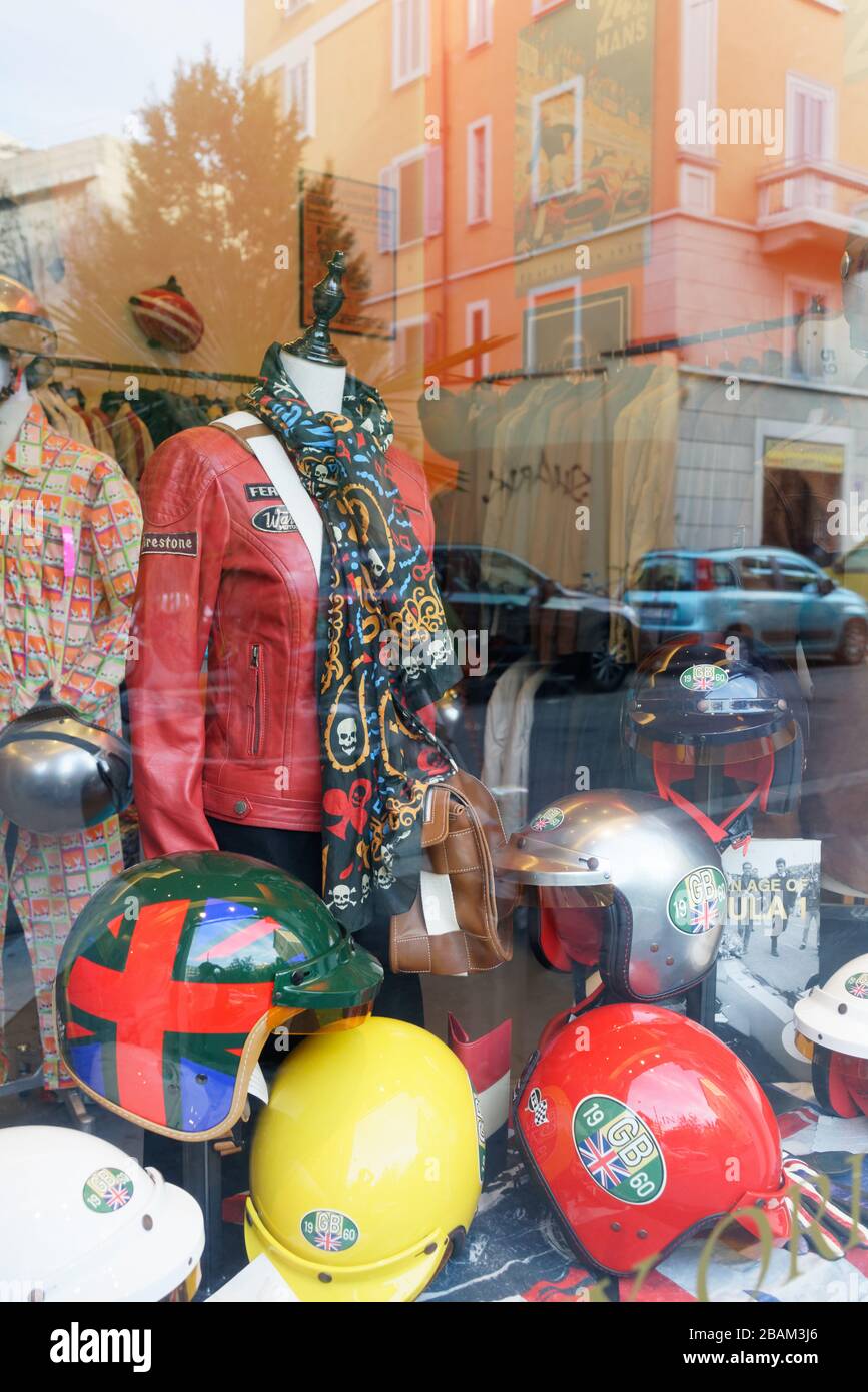 Magasin d'accessoires pour moto, quartier d'Isola, Milan, Lombardie, Italie,  Europe Photo Stock - Alamy