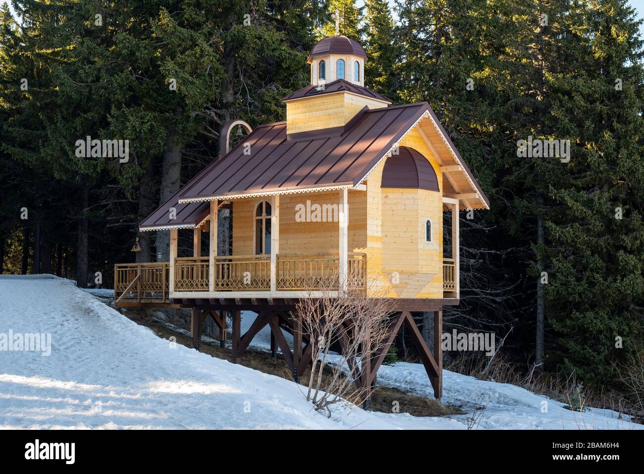 Une petite chapelle dans les bois est vue en hiver. Banque D'Images
