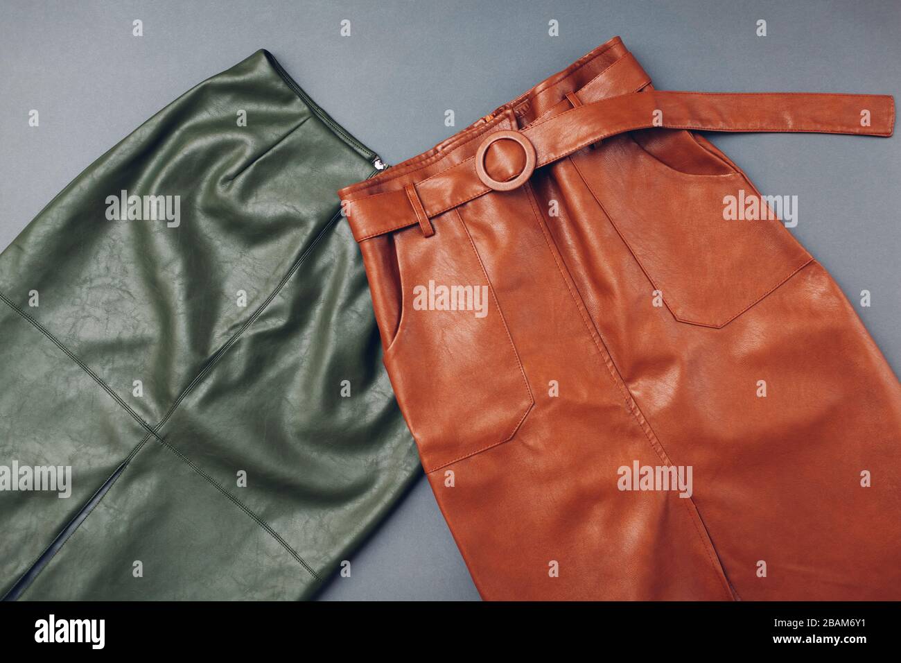 Jupes en cuir à la mode. Printemps vêtements femme ensemble. Jupes élégantes marron et verte en matériau ecolical. Mode Banque D'Images