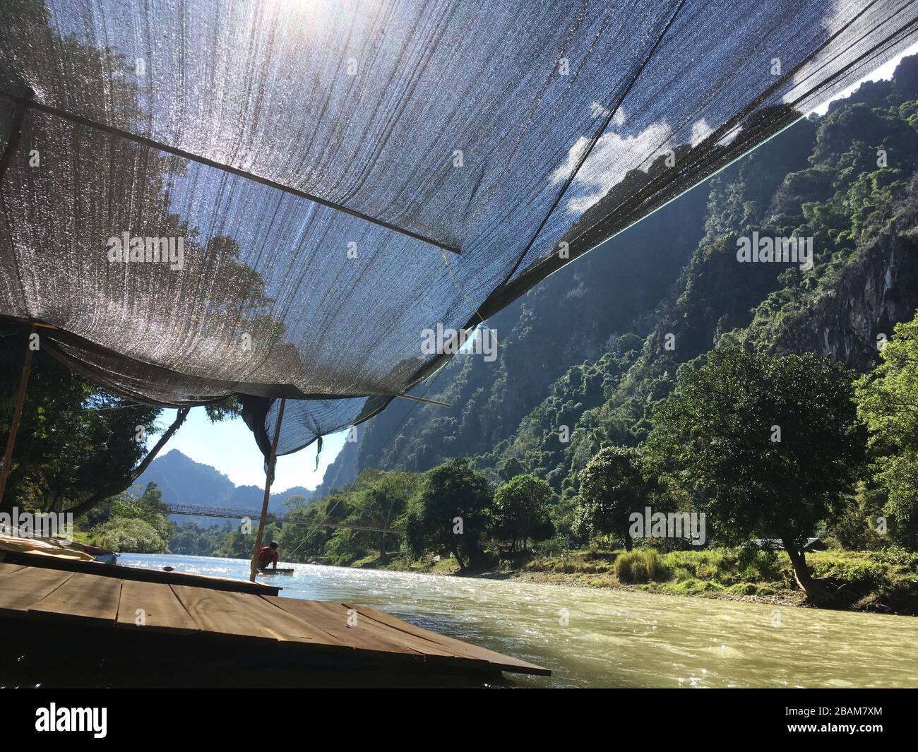 Vue sur la rivière Nam Song, Vang Vieng, République du Laos Banque D'Images