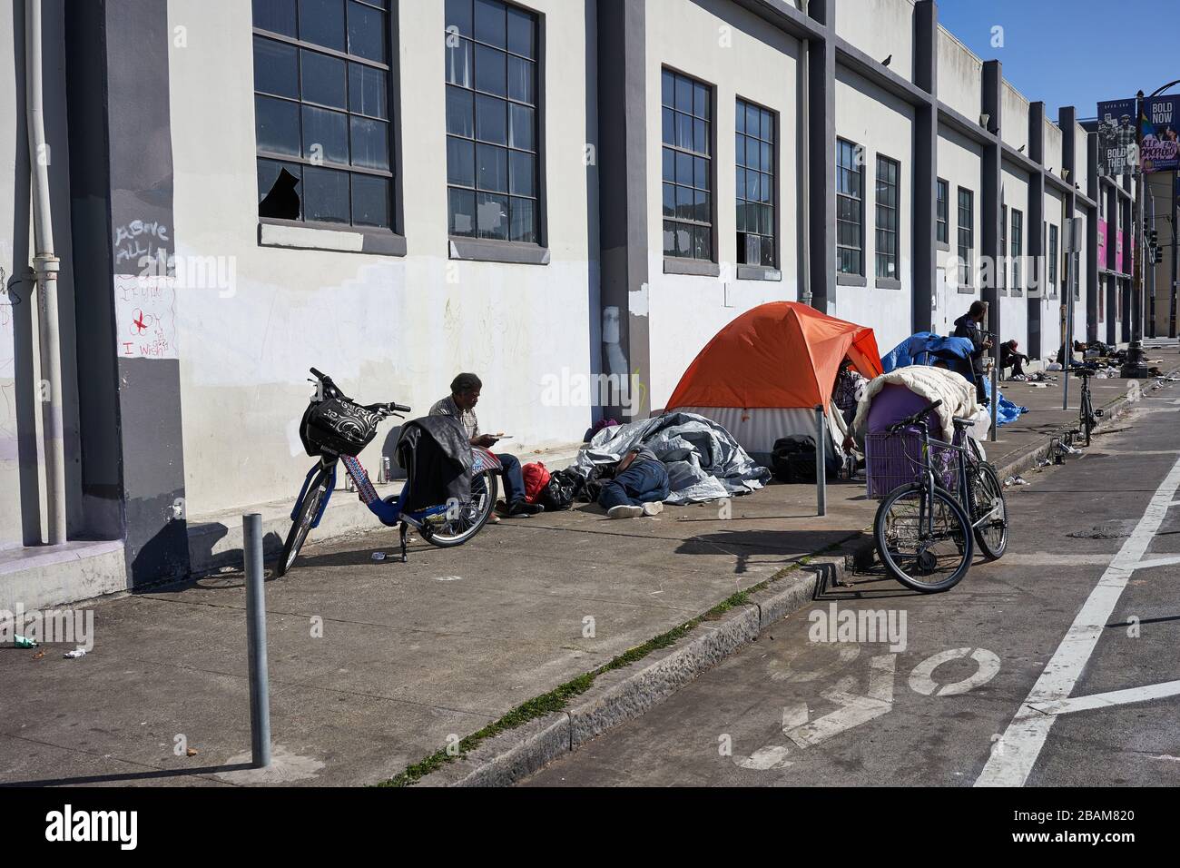 Sans-abri sur le trottoir dans le quartier Soma à San Francisco, Californie, vu le dimanche 9 février 2020. Banque D'Images