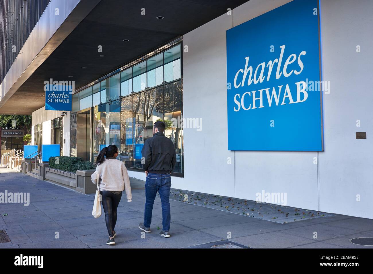 Le logo Charles Schwab est visible dans une succursale de la banque américaine Charles Schwab Corporation à San Francisco, le 9 février 2020. Banque D'Images