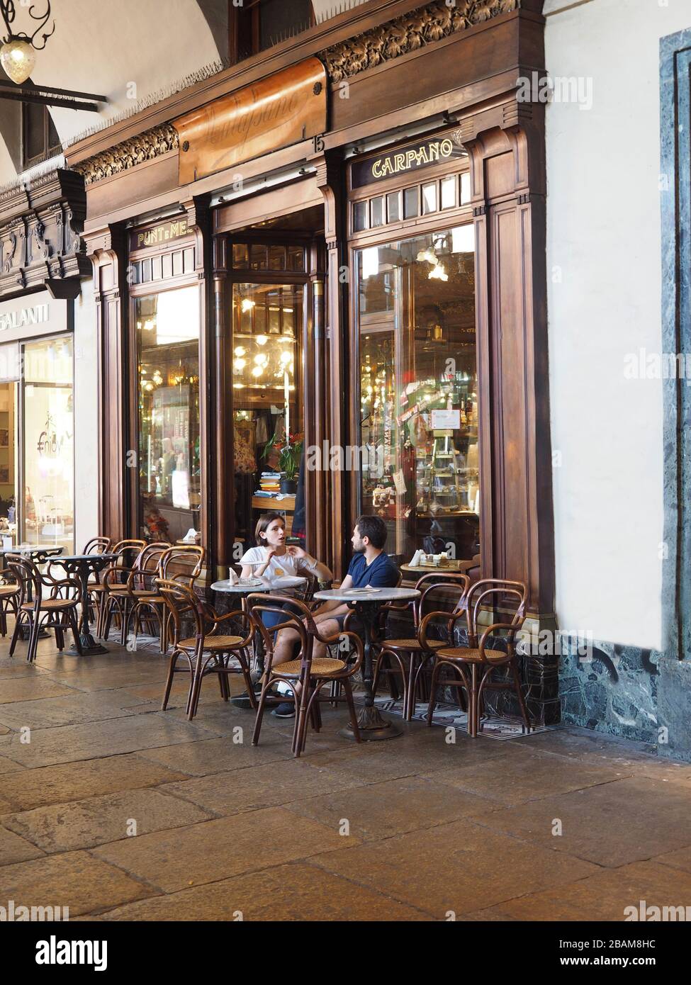 Le Caffé Mulassano est situé sur la Piazza Castello 15 à Turin et est l'un des cafés historiques de la ville avec des meubles Art Nouveau, Piémont, Italie, Europ Banque D'Images
