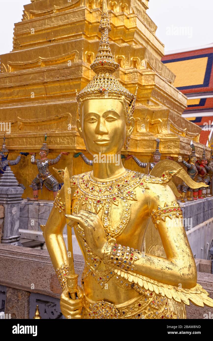 Kinnara statue d'or formant un geste de la main à Wai Wat Phra Kaew temple, Bangkok, Thaïlande Banque D'Images