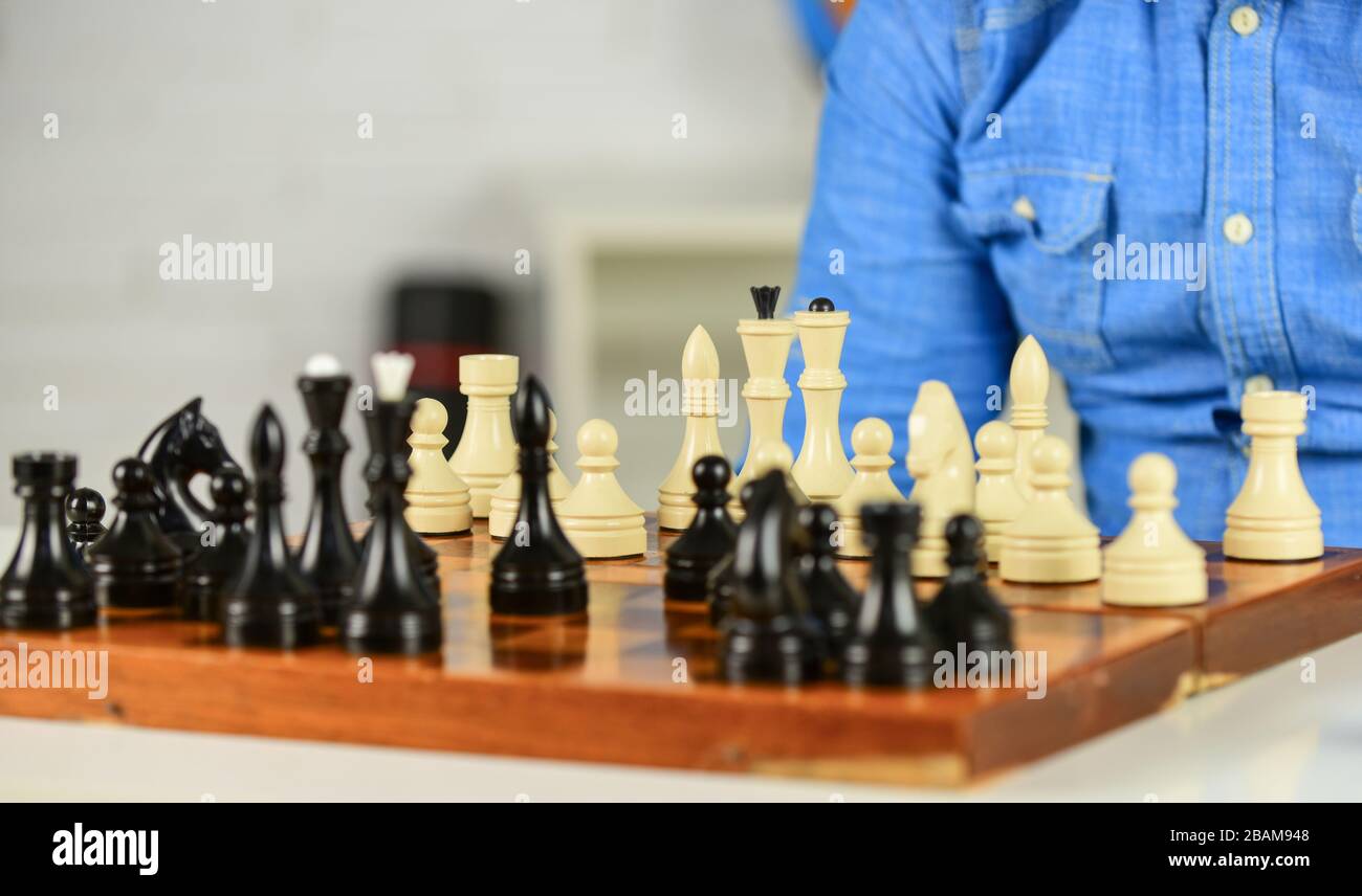 Logiques de développement. Apprendre à jouer aux échecs. Le mauvais déplacement annule les bons. Leçon d'échecs. Concept de stratégie. Jouer aux échecs. Passe-temps intellectuel. Figures sur le tableau d'échecs en bois. En pensant à l'étape suivante. Banque D'Images