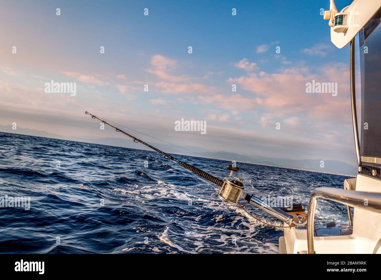 Tige avec l'antenne fixée à bord du réservoir Banque D'Images