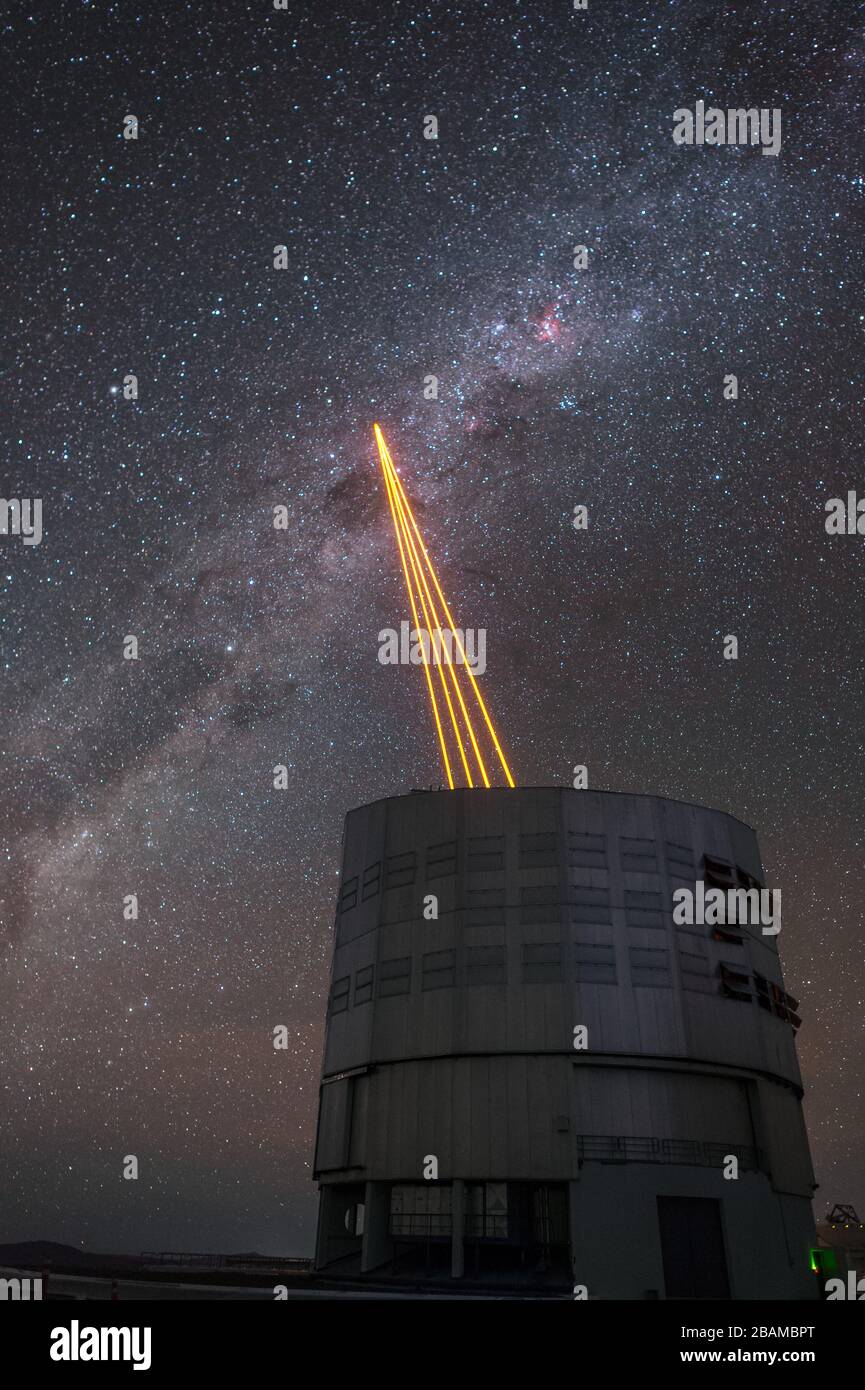 English: Le 26 avril 2016, un événement à l'Observatoire Paranal d'ESO au  Chili a marqué la première lumière brillante pour les quatre lasers  puissants qui forment une partie cruciale des systèmes d'optique