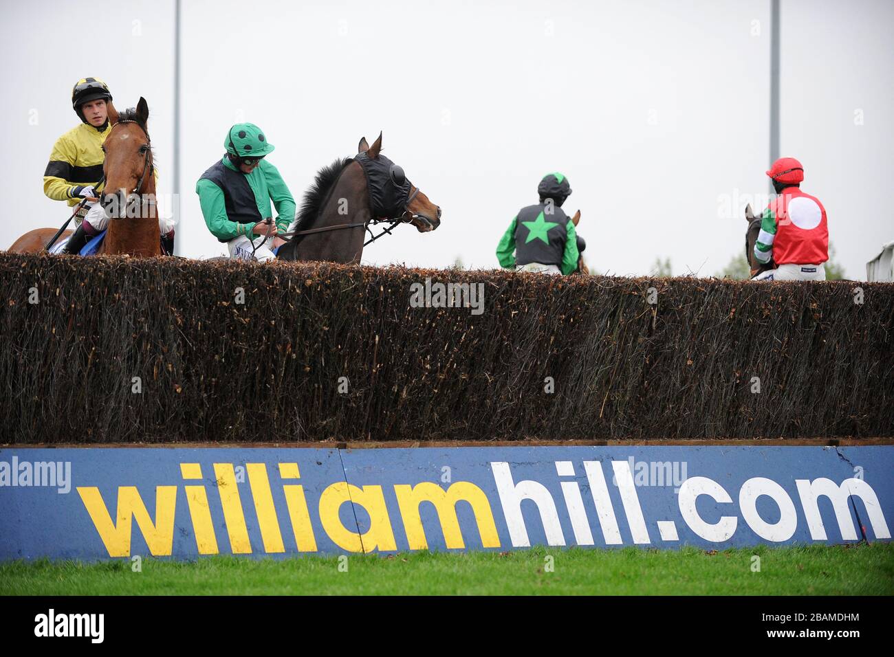 Chapelle House montée par James Banks (à l'extrême gauche) et Cloonavery montée par Liam Treadwell (deuxième à droite) avant le williamhill.com handicap Chase Banque D'Images