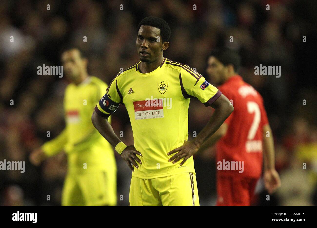 Samuel Eto'o d'Anzhi Makhachkala est déjecté tard dans le jeu Banque D'Images