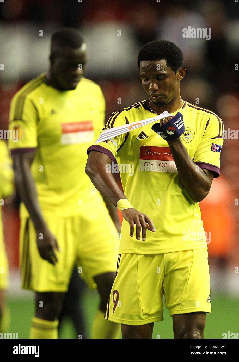 Samuel Eto'o et Christopher Samba (derrière) d'Anzhi Makhachkala apparaissent déjectés après le coup d'alerte final Banque D'Images