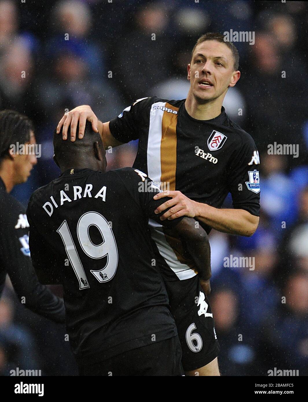 Chris Baird (retour) de Fulham célèbre avec son équipier Mahamadou Diarra après avoir marqué le deuxième but de son équipe Banque D'Images