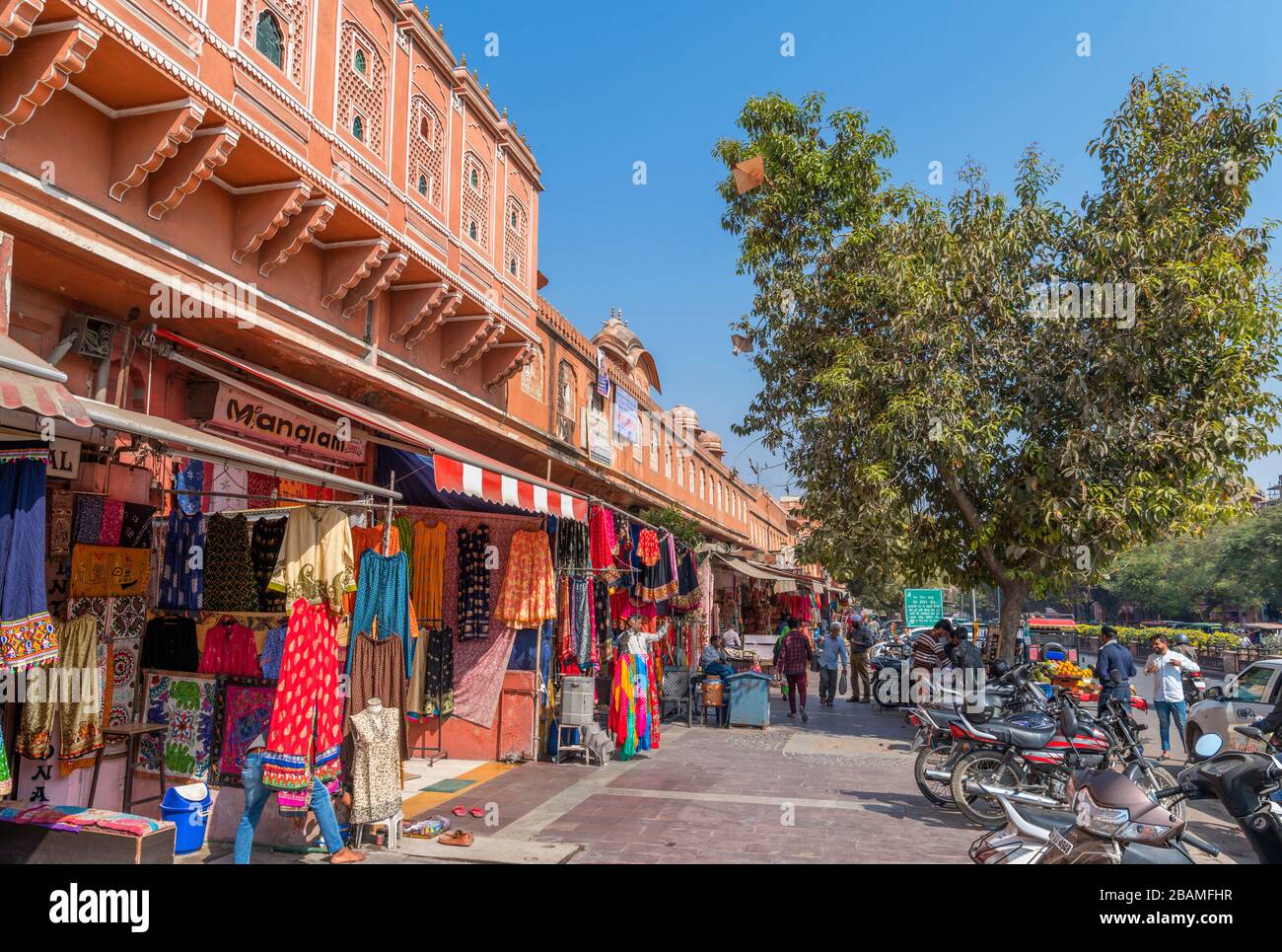 Boutiques sur Hawa Mahal Rd dans la vieille ville, Jaipur, Rajasthan, Inde Banque D'Images