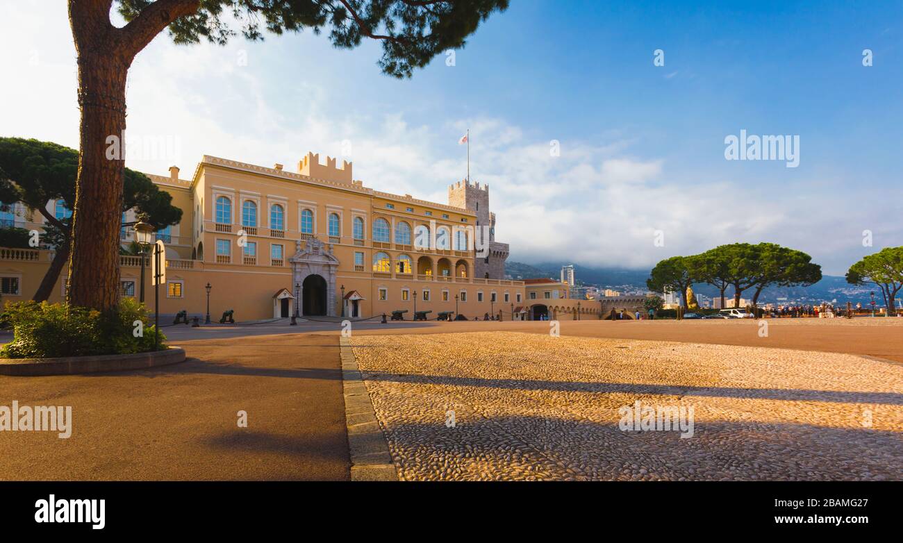 Principauté de Monaco. Le Palais Princier ou le Palais du Prince sur le Rocher. Le Palais du Prince sur le Rocher. La place est la place du Palais. Banque D'Images