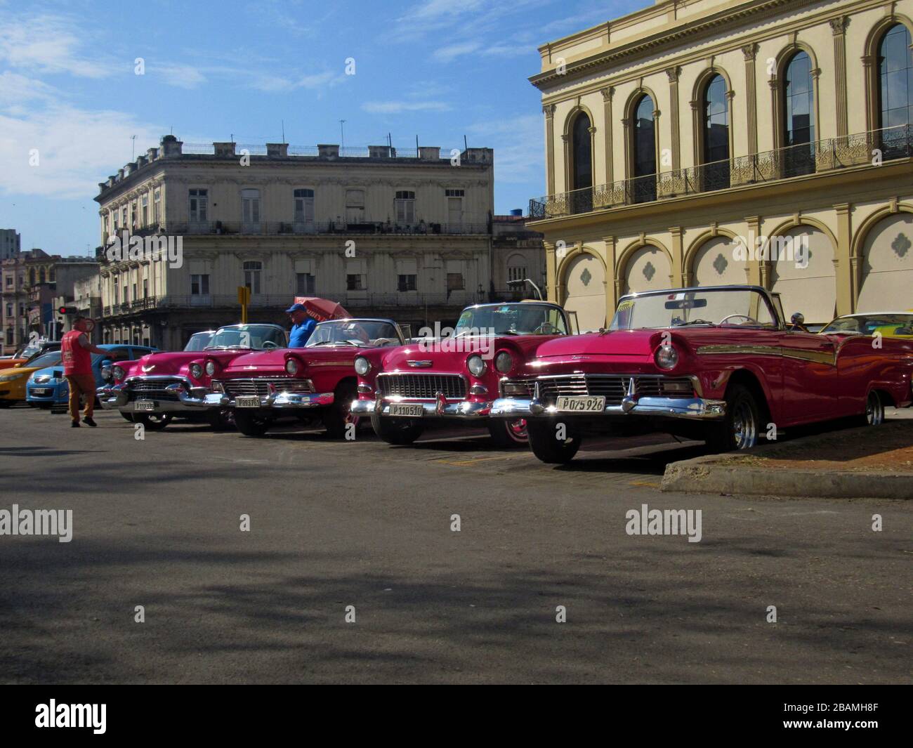 Voitures anciennes convertibles américaines garées sur la rue principale à Cuba Banque D'Images