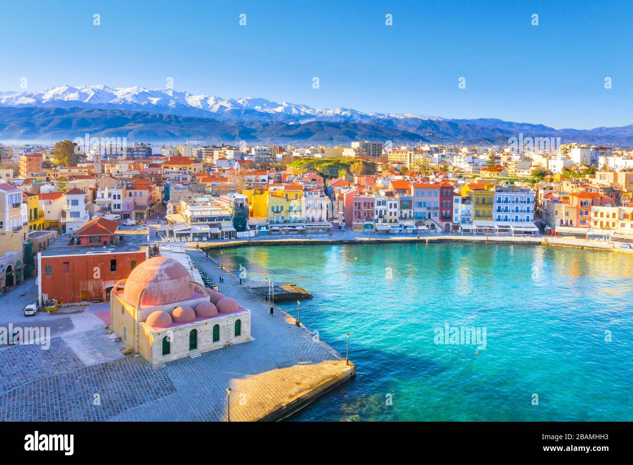 Vue aérienne de la Canée avec le phare, la mosquée, les chantiers navals vénitiens, la Crète, la Grèce. Banque D'Images