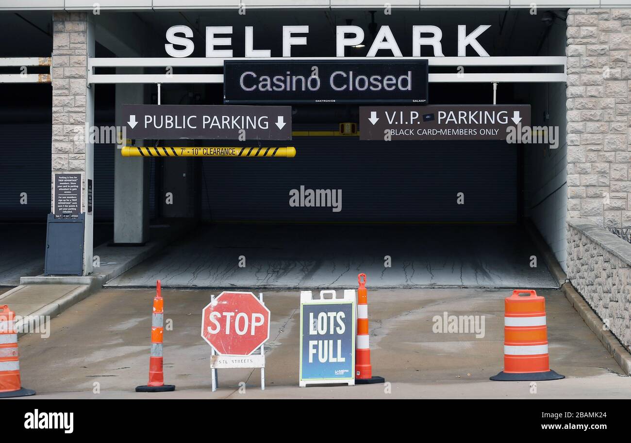 St. Louis, États-Unis. 28 mars 2020. Le garage du four Seasons Hotel et du Lumière place Casino est fermé au milieu de l'éclosion de COVID-19 à Saint-Louis le samedi 28 mars 2020. Photo de Bill Greenblatt/UPI crédit: UPI/Alay Live News Banque D'Images