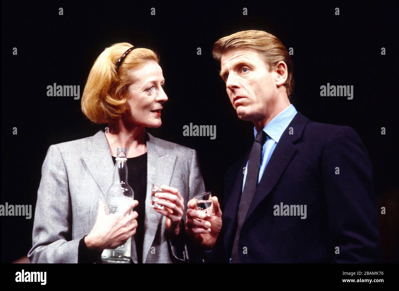 INTERPRÈTES de Ronald Harwood set design: Farrah costumes: Nadya Cohen éclairage: Rory Dempster réalisateur: Peter Yates Maggie Smith (Nadia), Edward Fox (Viktor) Queen's Theatre, Londres W 1 19/11/1985 Banque D'Images