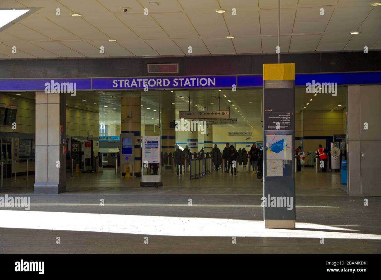 L'entrée de la gare de Stratford à Stratford place dans l'est de Londres. Banque D'Images