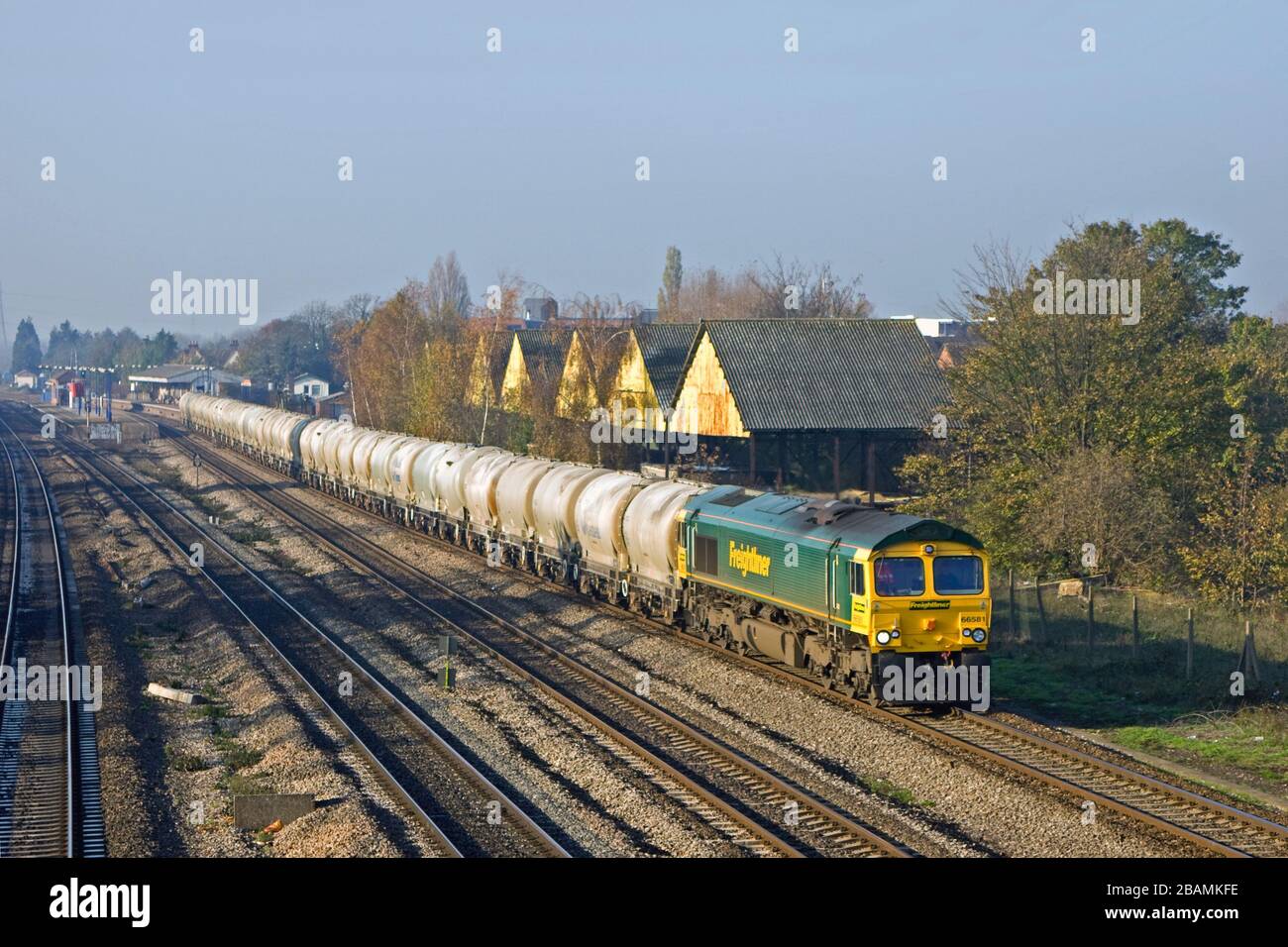 Une locomotive diesel Freightliner classe 66 numéro 66581 avec un train de réservoirs de ciment à West Drayton dans l'ouest de Londres. Banque D'Images