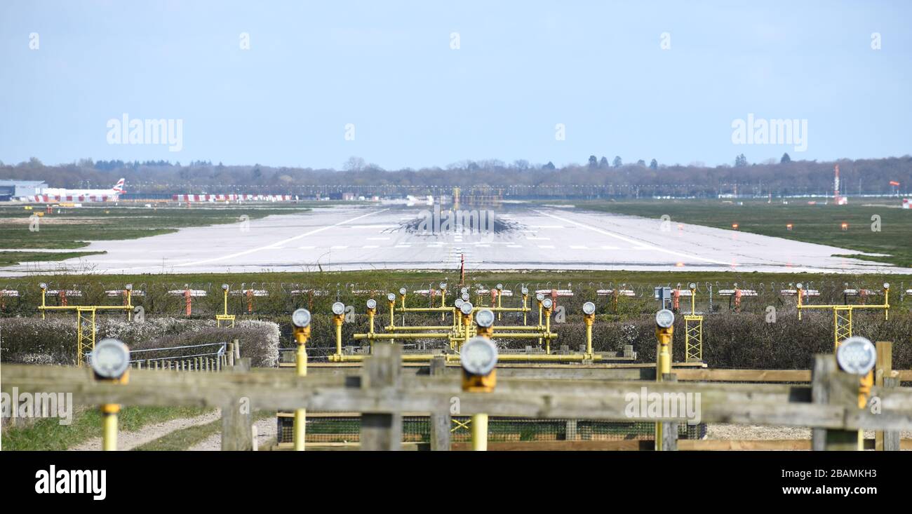 Regardez sur une piste vide à Gatwick, où la majorité des vols sont annulés en raison de la pandémie de Coronavirus qui cause des problèmes pour les compagnies aériennes. Banque D'Images