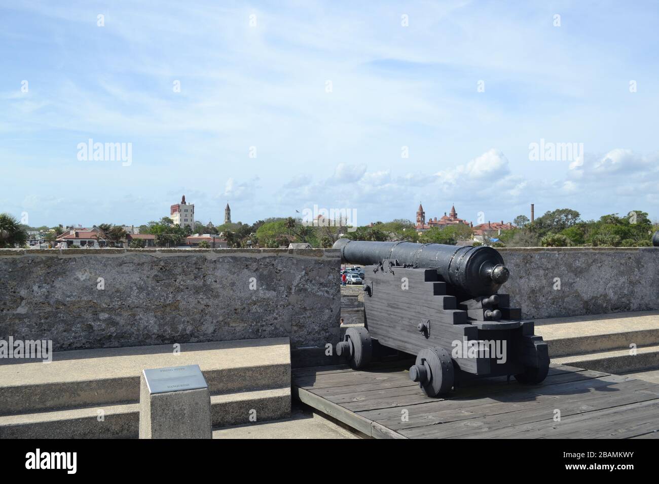 Saint Augustine, Floride. Un canon de fort Castillo de San Marco donnant sur la ville. Banque D'Images