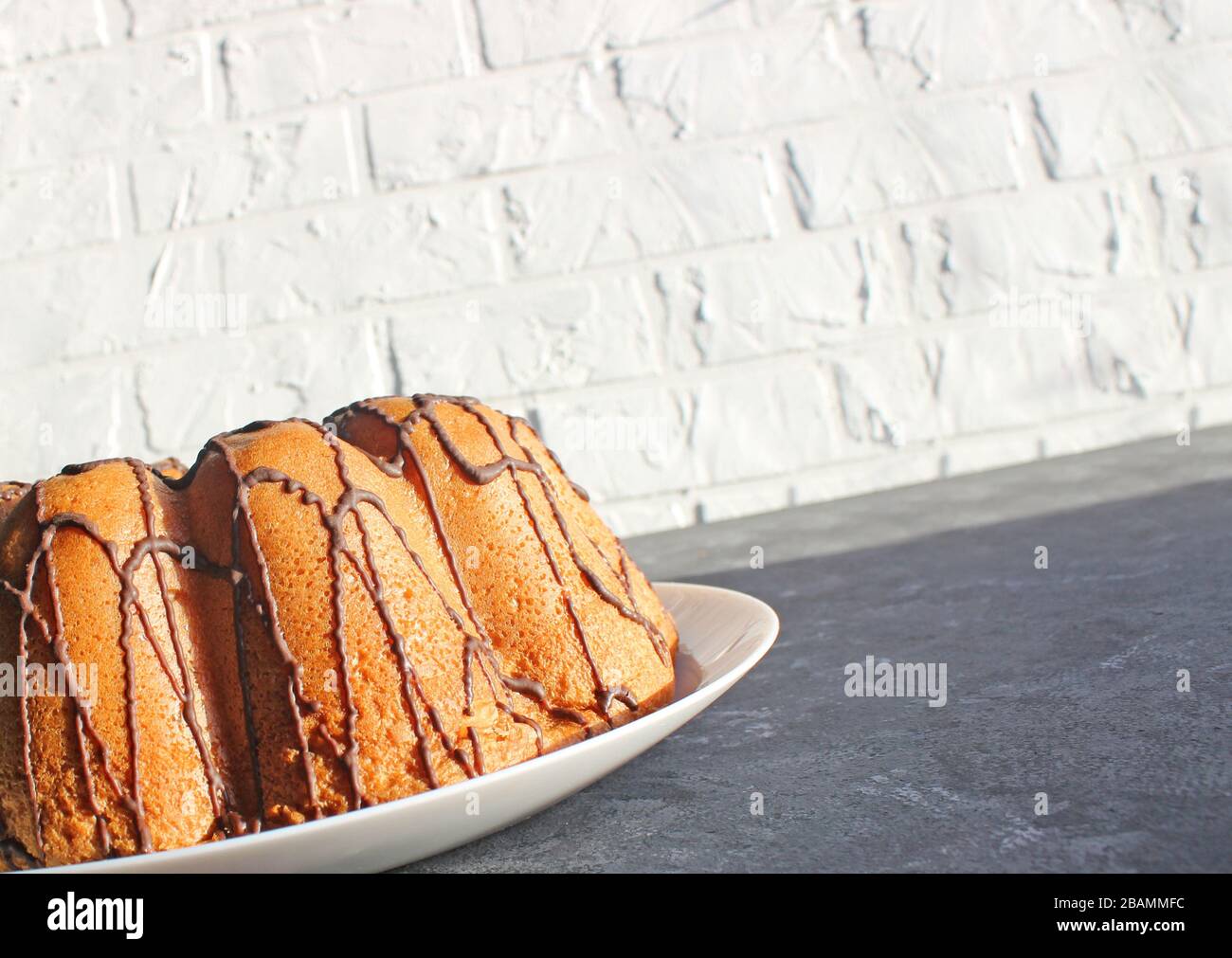 Un Gateau Auto Fabrique Est Eclaire Par Le Soleil Tot Le Matin Petit Dejeuner Cuisson Maison Au Chocolat Photo Stock Alamy