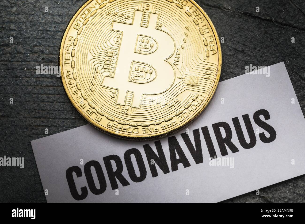 Note avec texte et bitcoin, vue du dessus. Le concept de l'effet du coronavirus sur la crypto-monnaie Banque D'Images