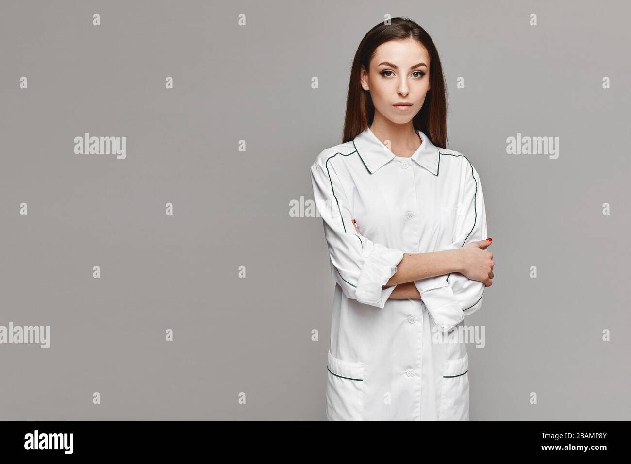 Beau modèle féminin en uniforme médical posant sur fond gris. Jeune femme  en manteau médical, copier l'espace pour votre publicité. Concept de santé  Photo Stock - Alamy