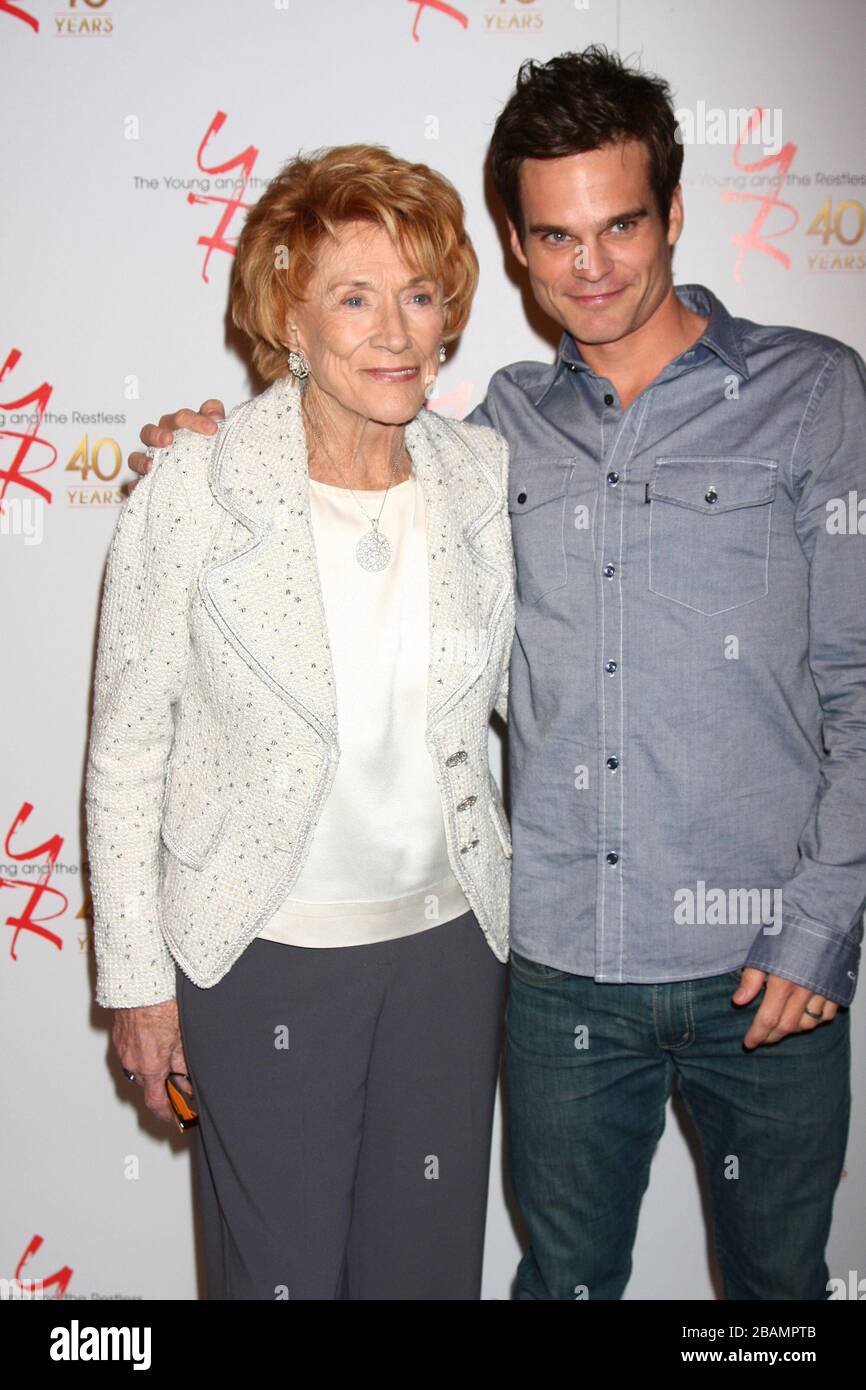 LOS ANGELES, CA - 26 MARS : Greg Rikaart assiste à la cérémonie de découpe des gâteaux du 40ème anniversaire « The Young & the restless » à CBS Televison City le 26 mars 2013 à Los Angeles, Californie personnes : Jeanne Cooper, Greg Rikaart crédit: Storms Media Group/Alay Live News Banque D'Images