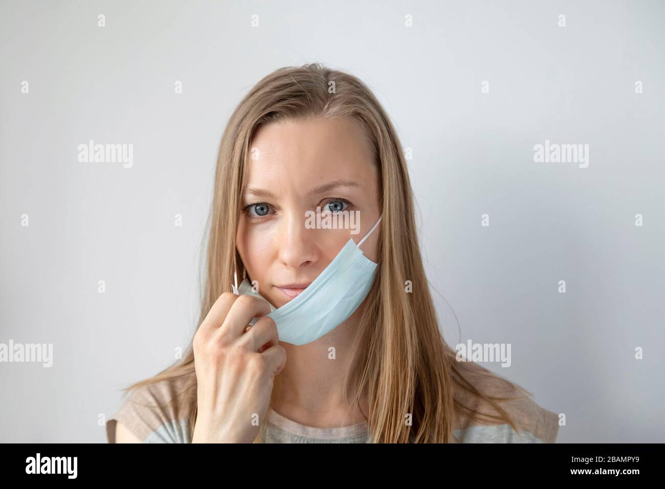 Femme à cheveux légers portant un masque médical pour la protection contre les virus Banque D'Images