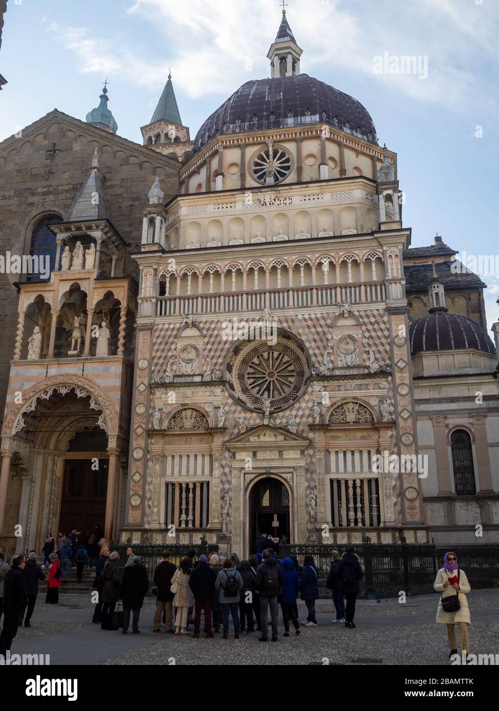 Touristes sur la place du Duomo de Bergame en admirant la façade de Cappella Colleoni Banque D'Images
