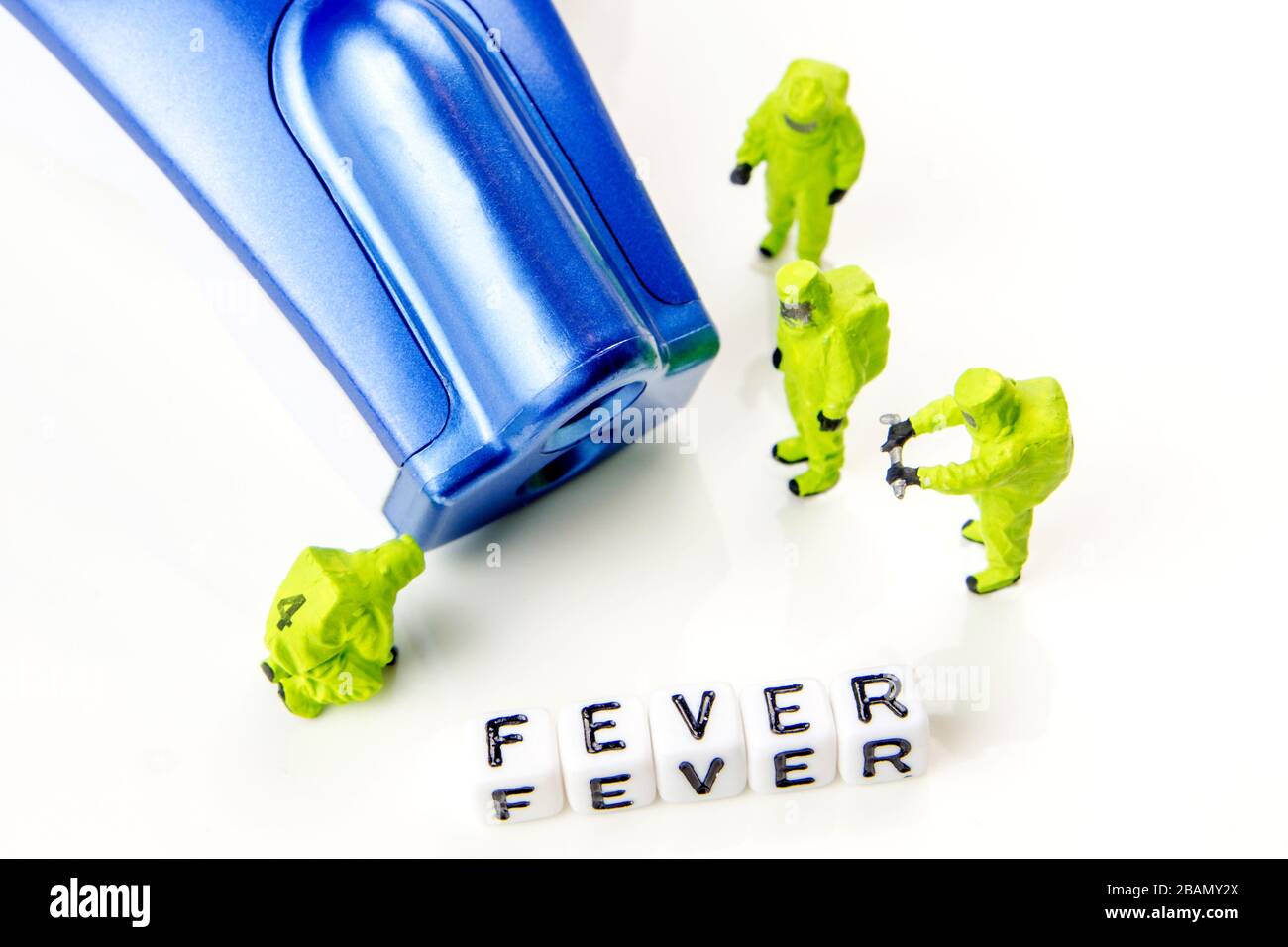 une équipe de figurines miniatures mesurant une température avec un thermomètre moderne, la fièvre de hugh et la pandémie mondiale avec la maladie de la grippe corona, le backgro blanc Banque D'Images
