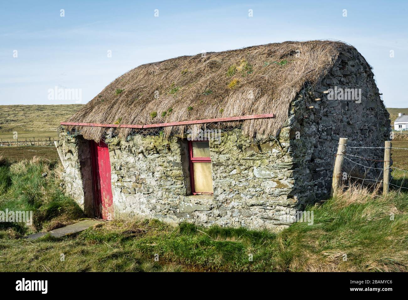 Donegal, Irlande - 22 mars 2020: C'est un vieux chalet de chaume abandonné à Donegal Irlande Banque D'Images