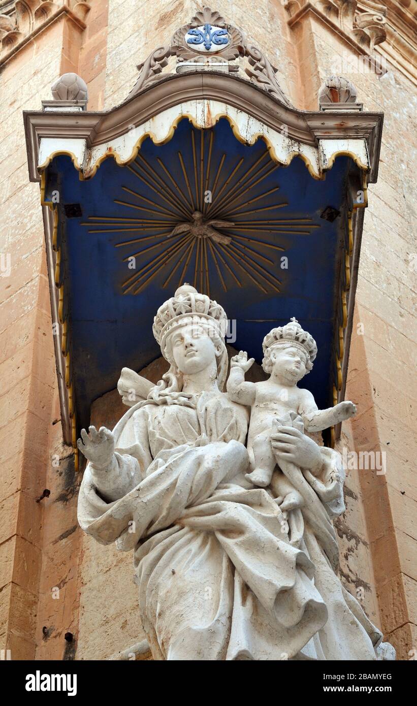 Détail d'une statue de la Vierge Marie et de bébé Jésus sur un coin de rue dans la ville historique de Mdina, Malte. Banque D'Images
