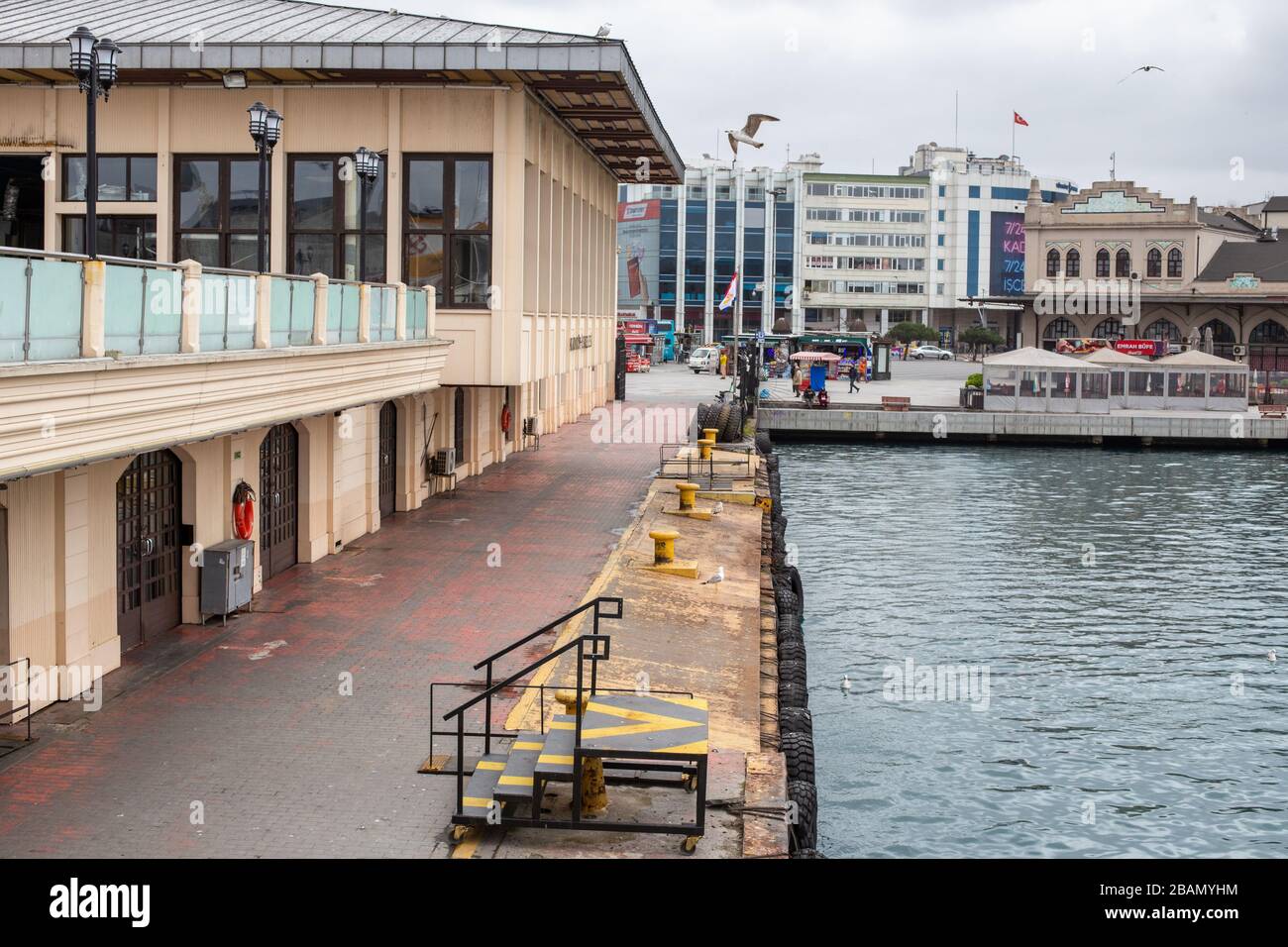 Kadikoy bâtiment de ferry qui sont vides par rapport aux jours normaux. En raison du nouveau type de Coronavirus. Banque D'Images