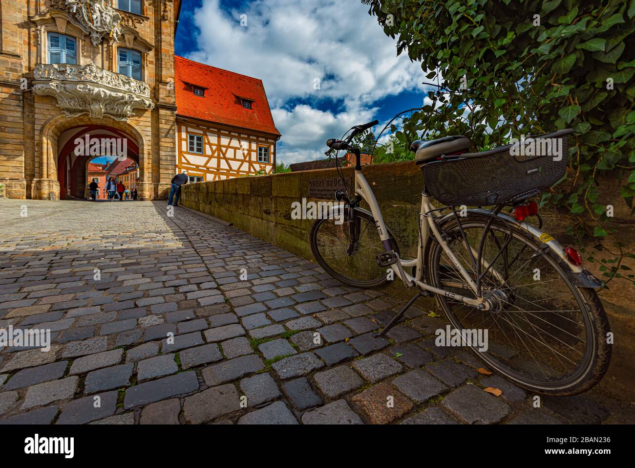 BAMBERG, ALLEMAGNE - 23 SEPTEMBRE 2014 : ville de Bamberg en Allemagne. Hôtel de ville en arrière-plan avec ciel bleu nuageux. Architecture et voyages en EUR Banque D'Images