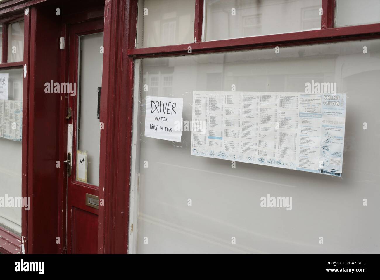 Panneau « Delivery driver Wanted » sur la fenêtre chinoise du magasin à emporter pendant la pandémie de coronavirus COVID-19, Hunmanby, dans le North Yorkshire Banque D'Images